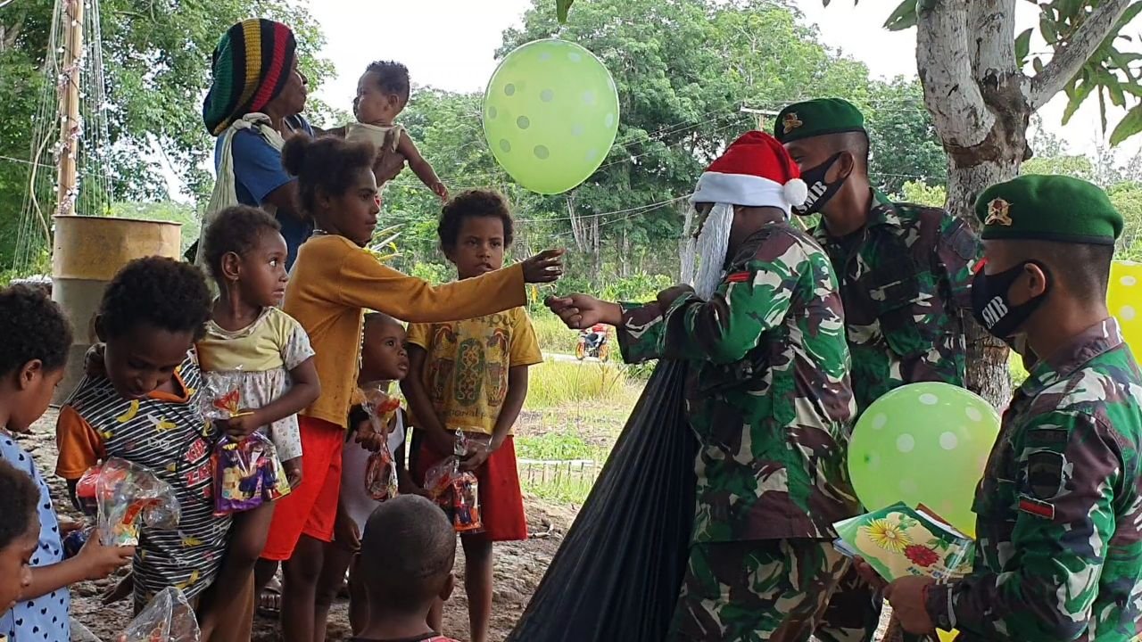 Satgas Pamtas Yonif 125/Simbisa Bagikan Bingkisan Natal dan Buku ke Anak Kampung Bupul