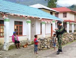 Cara Satgas Yonif Raider 142/KJ Ciptakan Daerah yang Kondusif
