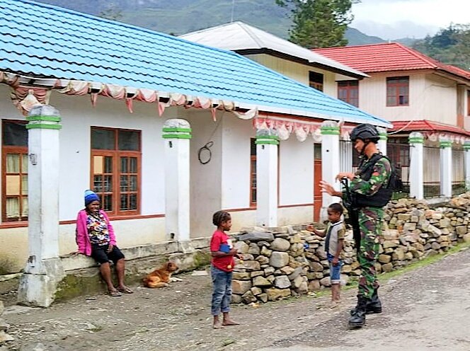 Cara Satgas Yonif Raider 142/KJ Ciptakan Daerah yang Kondusif