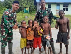 Satgas Yonif 143/TWEJ Berantas Buta Aksara di Pedalaman Papua