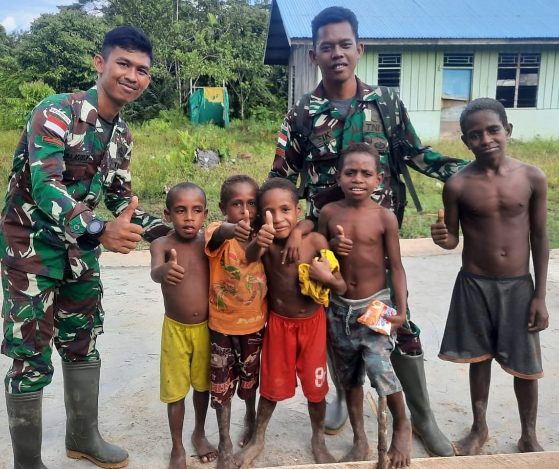 Satgas Yonif 143/TWEJ Berantas Buta Aksara di Pedalaman Papua