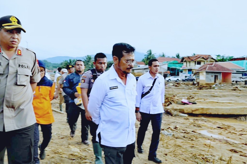 Mentan Syahrul Tinjau Lahan Pertanian Rusak karena Banjir di Lebak