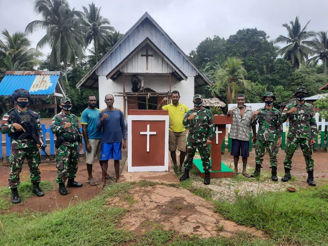Jelang Natal, Satgas Yonif 125/Simbisa Bantu Hias Gereja di Kampung Toray