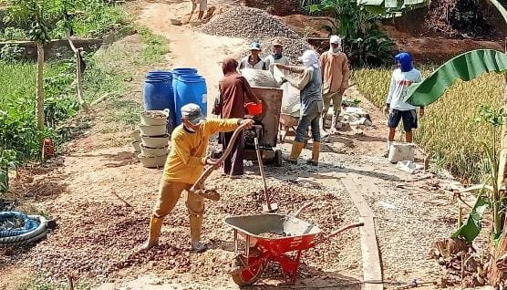 Pekon Bandung Baru Barat Bangun Rabat Beton Dana Desa Tahap 1 2024