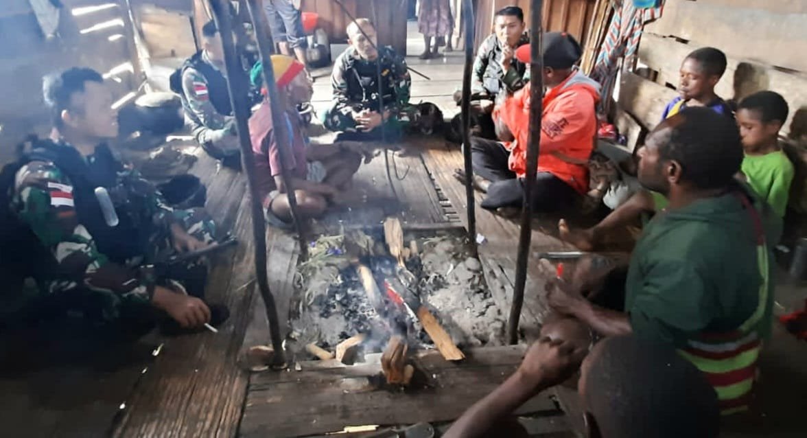 Satgas Yonif 143/TWEJ Bantu Proses Pemakaman Warga Pegunungan Bintang