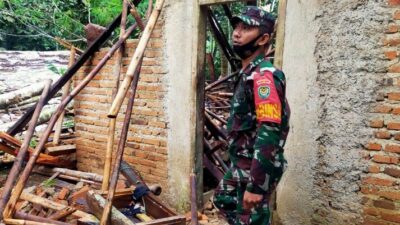Hujan Deras Sebabkan Pohon Tumbang Menimpa Rumah Warga