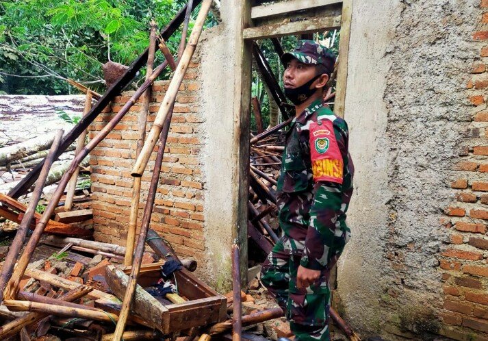 Hujan Deras Sebabkan Pohon Tumbang Menimpa Rumah Warga