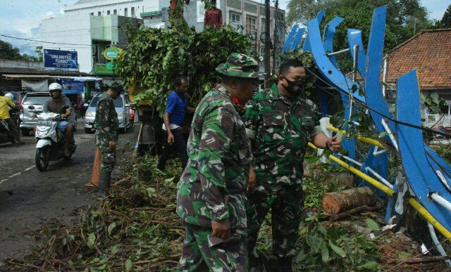 Prajurit Korem 064/MY Sigap Tangani Banjir