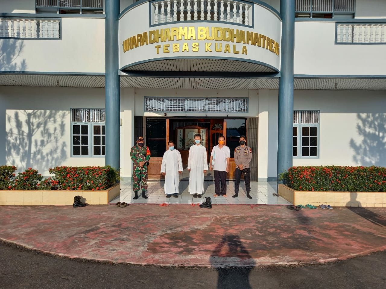 Babinsa dan Bhabinkamtibmas Amankan Waisak demi Kenyamanan Umat