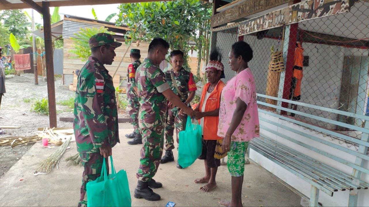Babinsa Koramil 1710-02/Timika Bantu Tokoh Masyarakat Atasi Kesulitan Warga