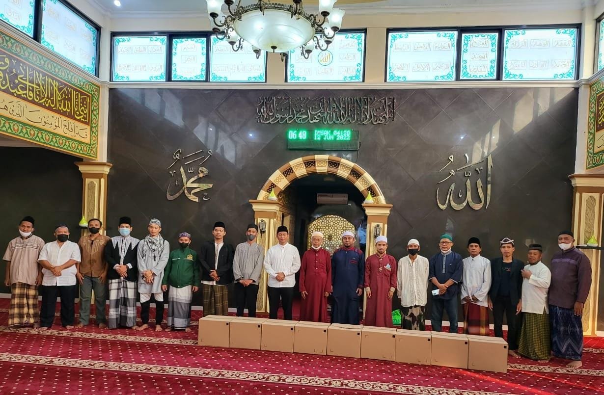 DMI Halim Perdanakusuma Bagikan Sembako untuk Marbot Masjid