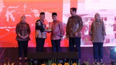 Walikota Depok Terima Piagam Digital Government Award SPBE Summit 2023