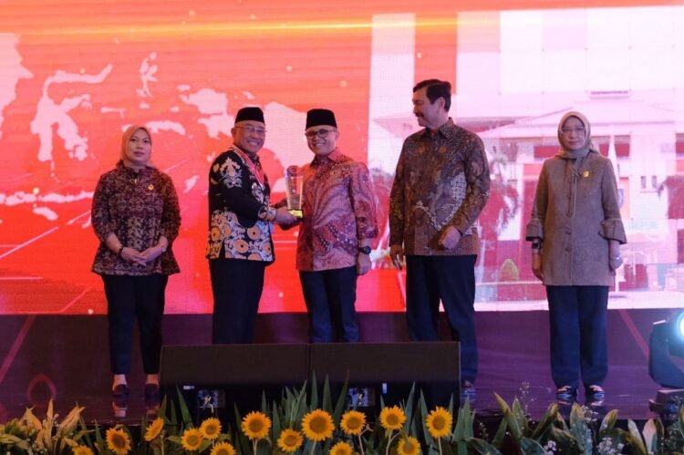 Walikota Depok Terima Piagam Digital Government Award SPBE Summit 2023
