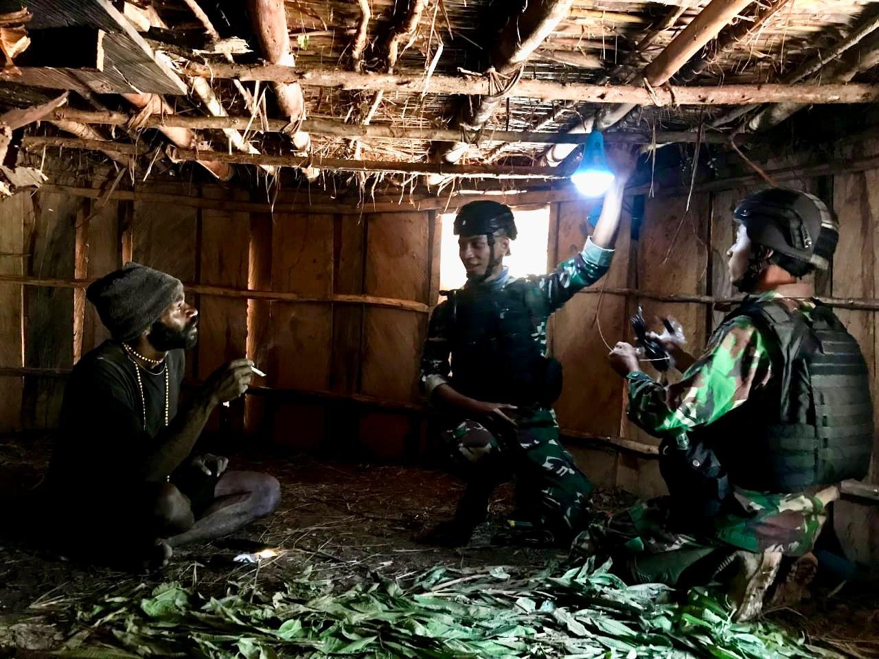 Setelah Mendengar Keluhan Warga di Pedalaman Papua, Satgas Yonif Raider 321 Kostrad Langsung Bertindak