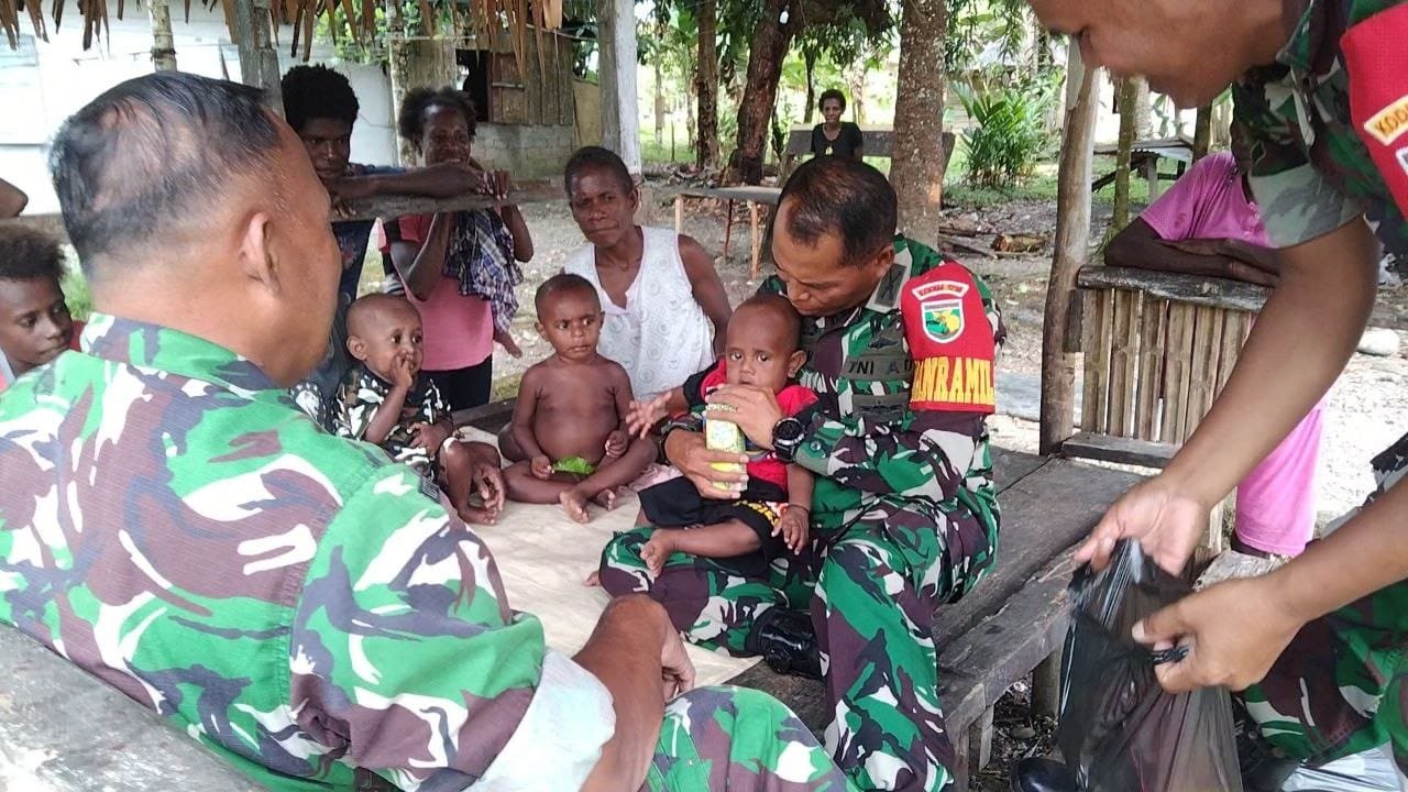 Danramil Mapurujaya Kunjungi Dua Anak Asuh di Wilayah Binaannya