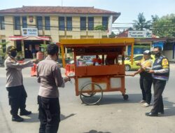 Polsek Serang Bagikan Ribuan Masker dalam PPKM Mikro