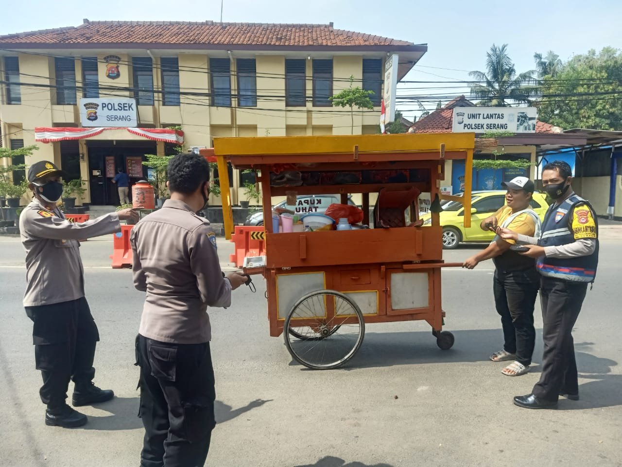 Polsek Serang Bagikan Ribuan Masker dalam PPKM Mikro