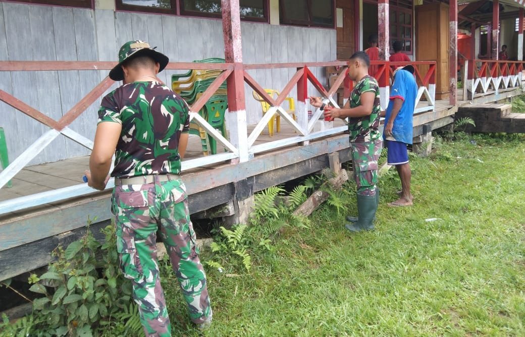 Pengabdian Nyata Satgas Yonif 143/TWEJ untuk Warga Perbatasan RI