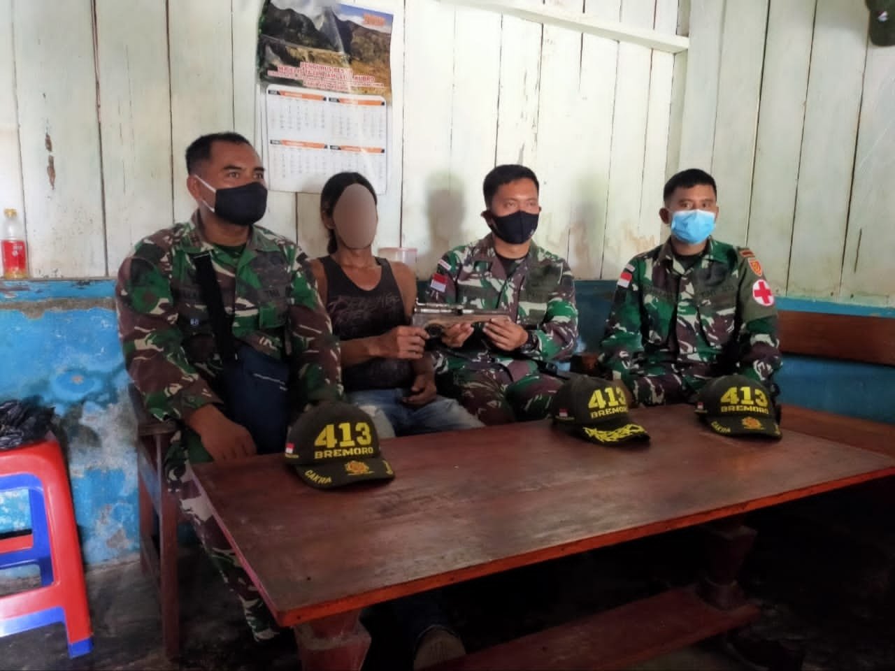 Satgas Yonif MR 413 Terima Senjata Rakitan dari Warga Sanggaria