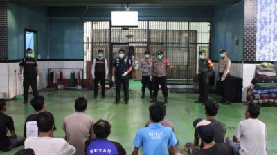 Kepala Rutan Depok dan APH Razia Blok Hunian Pastikan Situasi Aman