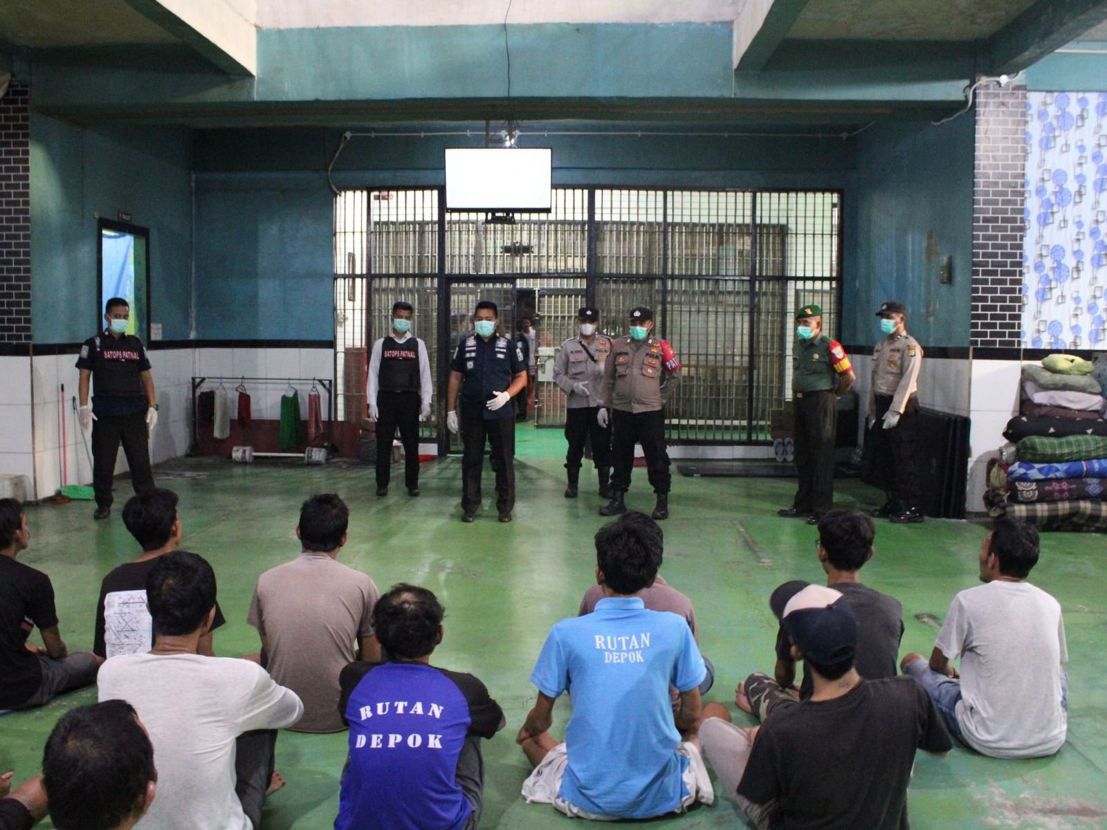 Kepala Rutan Depok dan APH Razia Blok Hunian Pastikan Situasi Aman