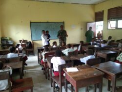Babinsa Koramil 1710-07/Mapurujaya Tanamkan Nasionalisme di SD YPPK Kaugapu