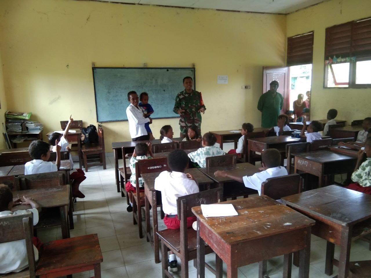 Babinsa Koramil 1710-07/Mapurujaya Tanamkan Nasionalisme di SD YPPK Kaugapu