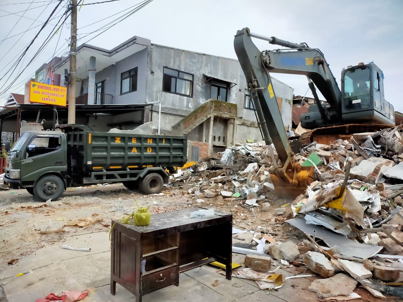 TNI Bersihkan Puing Bangunan Pasca Gempa Sulawesi Barat