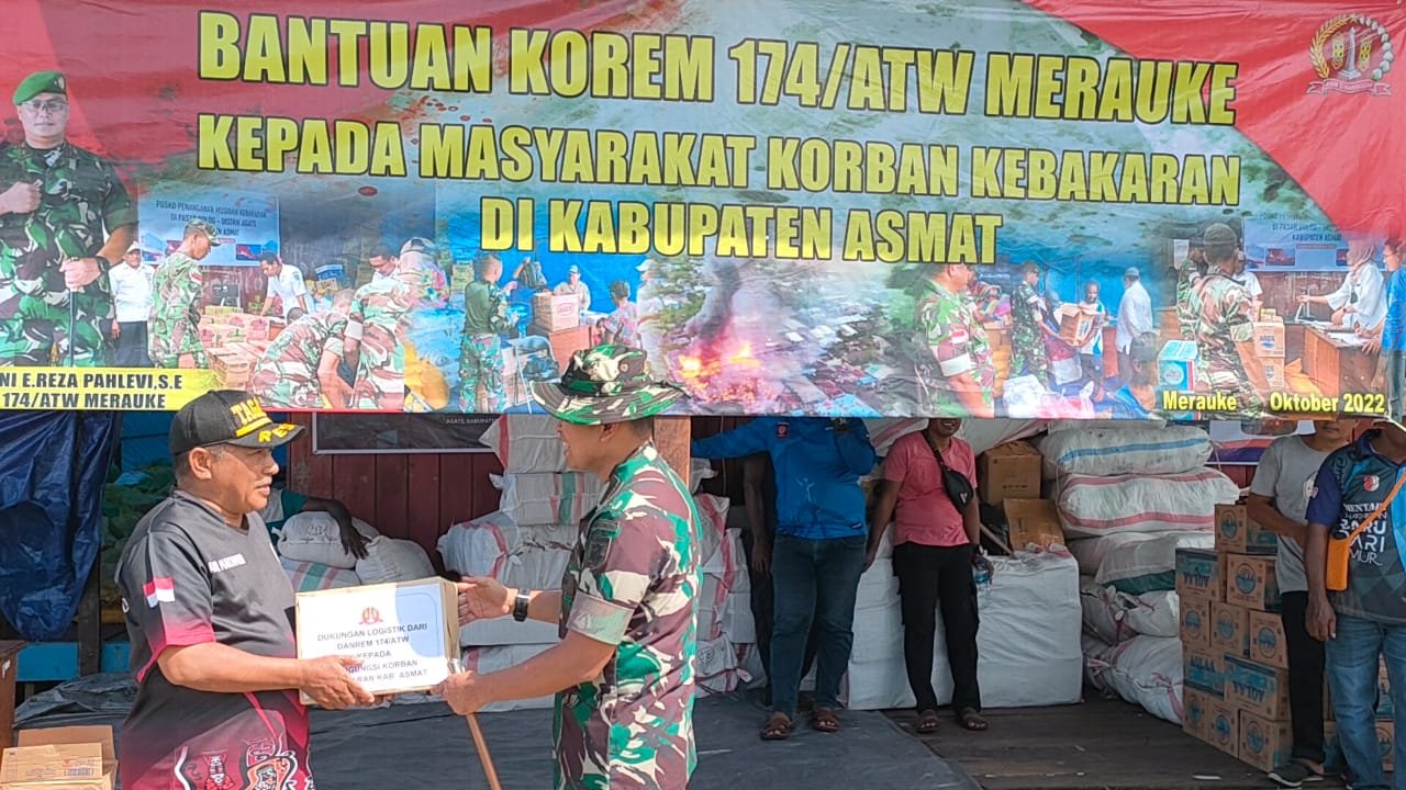 Danrem 174/ATW Kirim Bantuan Logistik ke Pengungsi Kebakaran Asmat
