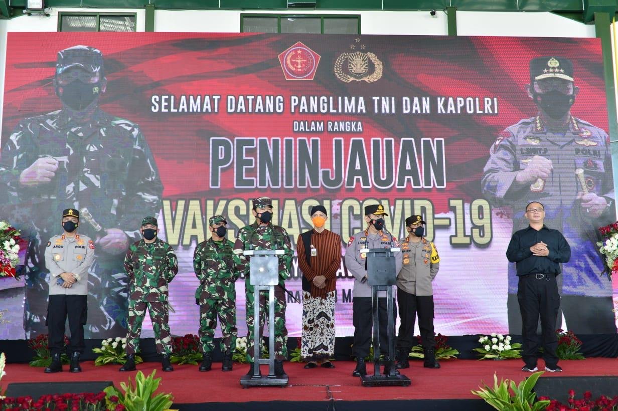 Panglima TNI dan Kapolri Pimpin Vaksinasi Prajurit dan Lansia di Semarang