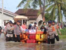 Brimob Banten Gunakan Perahu Rakit Salurkan Bantuan Korban Banjir