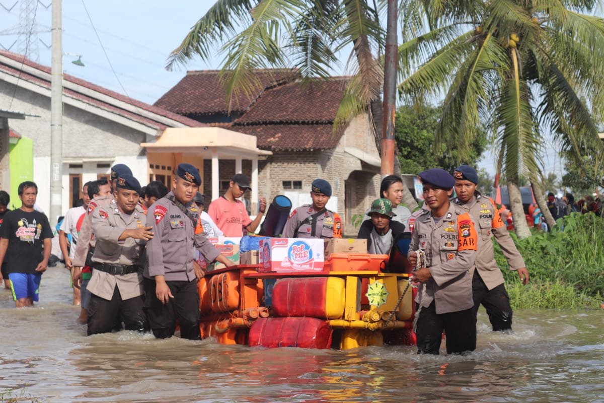 Brimob Banten Gunakan Perahu Rakit Salurkan Bantuan Korban Banjir