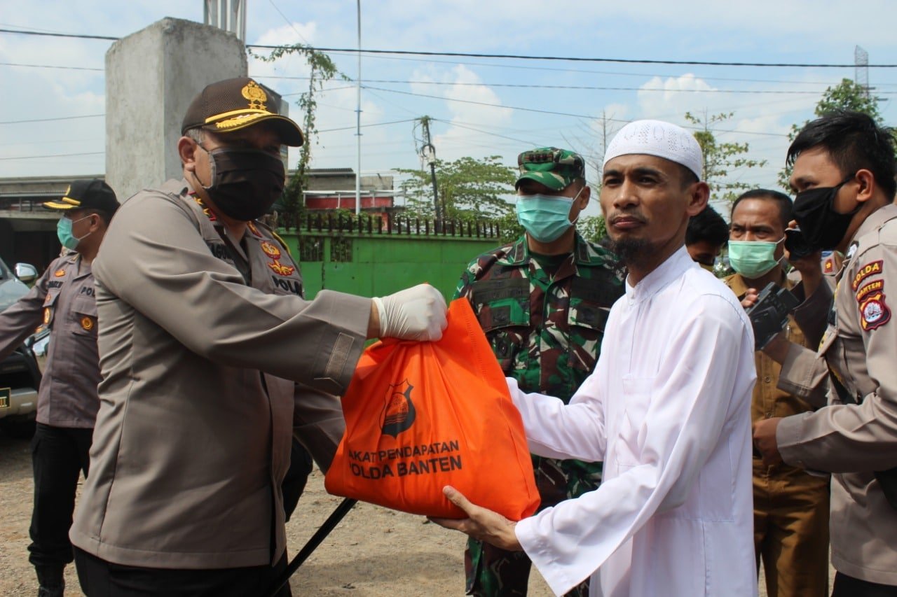 Polda Banten dan Danrem 064/MY Bagikan Sembako di Ponpes Baitul Qur'an Tasikardi