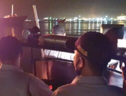 Dua Unsur Bakamla RI Padamkan KLM Murah Rejeki yang Terbakar