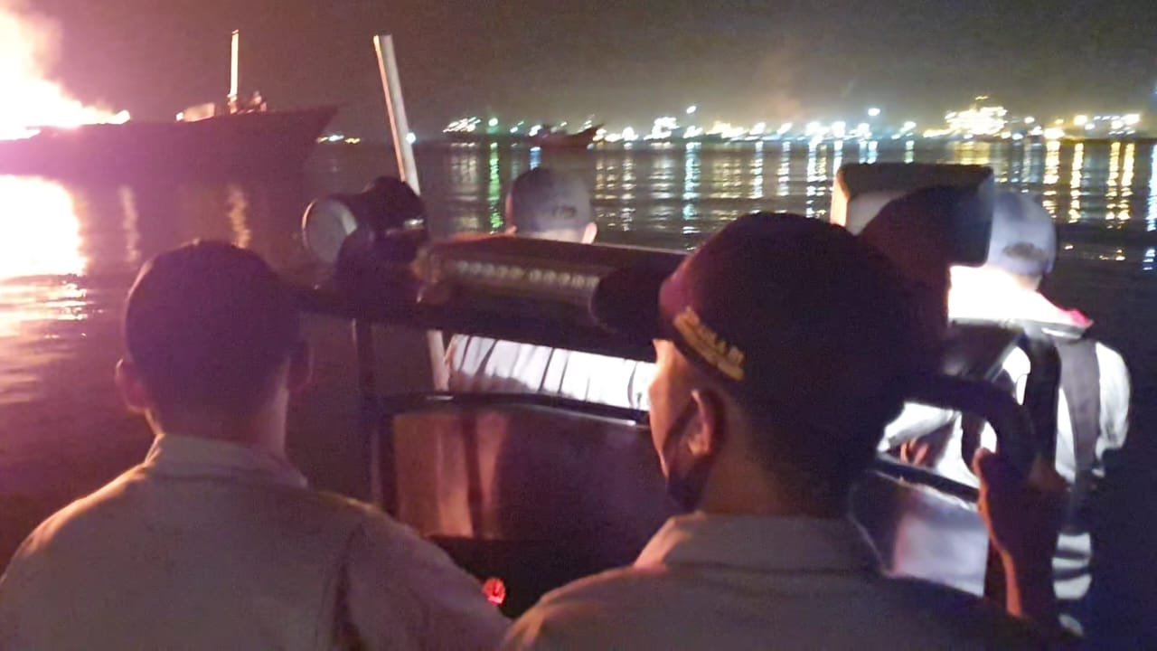 Dua Unsur Bakamla RI Padamkan KLM Murah Rejeki yang Terbakar