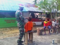 Menyambut Natal, Anak Perbatasan RI-PNG Antri Dicukur di Pos Satgas Yonif MR 413