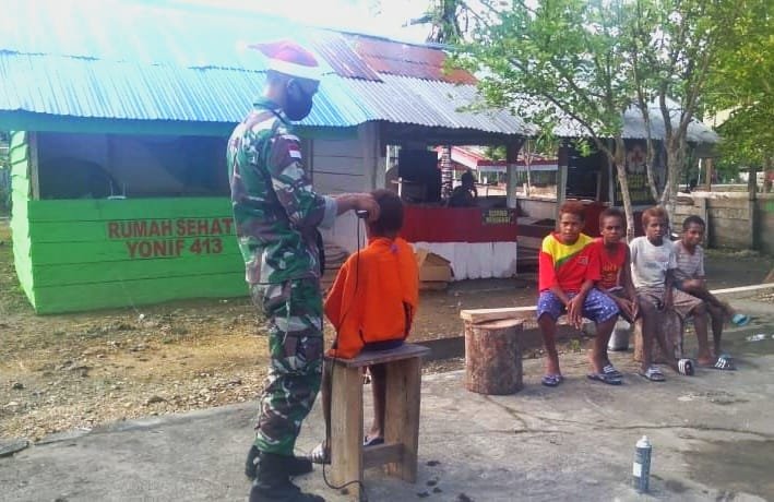 Menyambut Natal, Anak Perbatasan RI-PNG Antri Dicukur di Pos Satgas Yonif MR 413