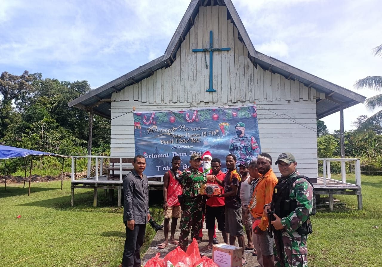 Cinta Kasih Damai, Satgas Pamtas 126/KC Bagikan Berkah Natal di Perbatasan RI-PNG