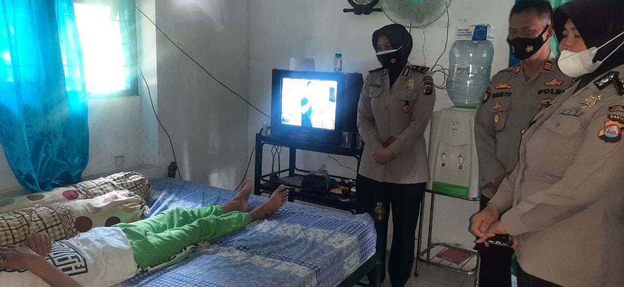 Kapolres Serang Kota Tali Asih Anggota Sakit