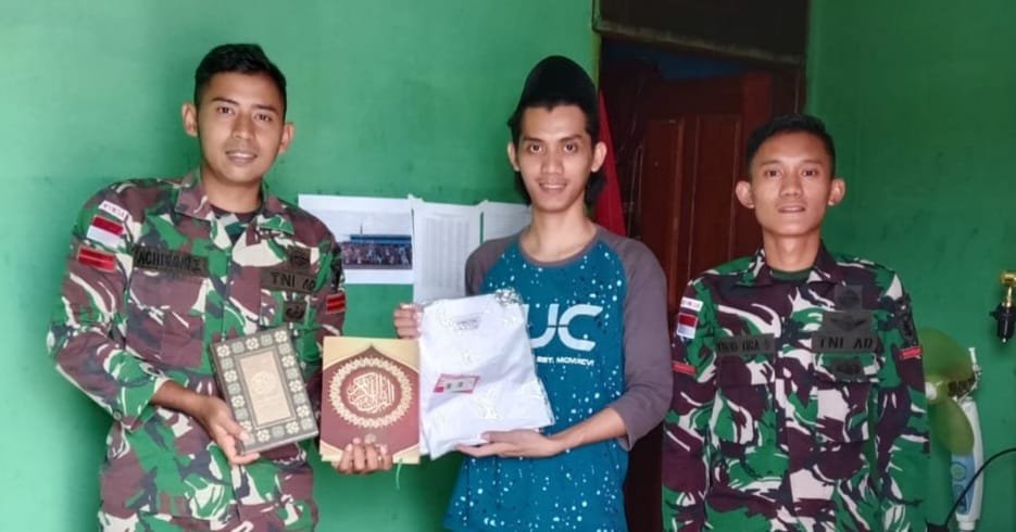 Yonif 143/TWEJ Bagikan Alquran untuk Madrasah di Pedalaman Papua