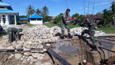 Satgas 754 Bangun Pagar dan Gerbang untuk Keamanan dan Keindahan Masjid