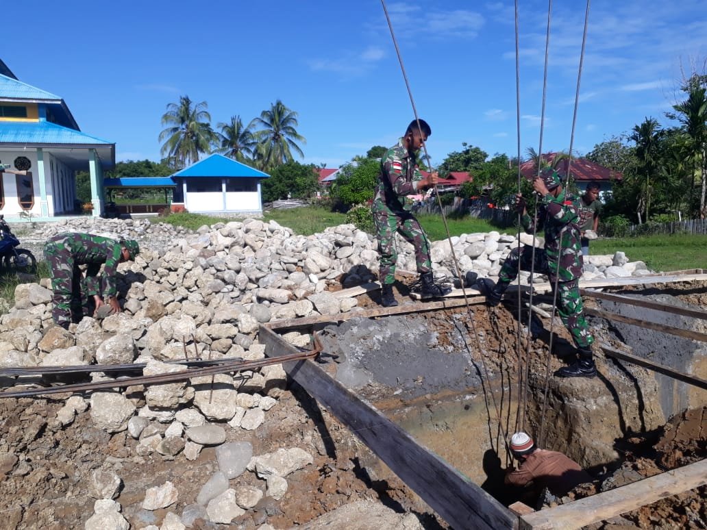 Satgas 754 Bangun Pagar dan Gerbang untuk Keamanan dan Keindahan Masjid