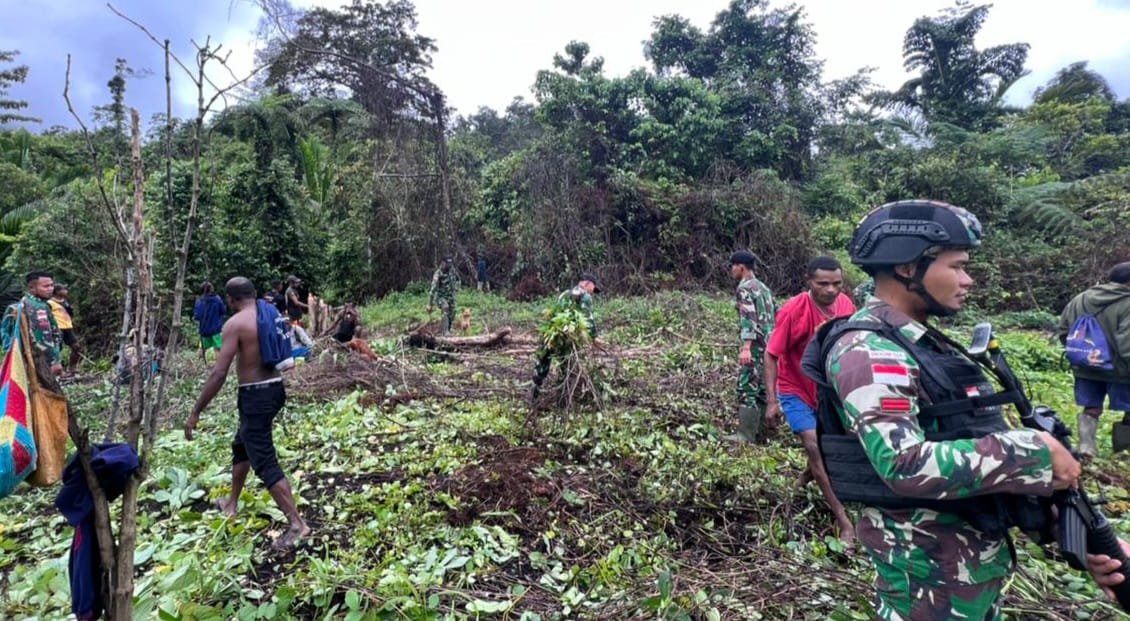 Yonif 143/TWEJ Gencarkan Gotong Royong untuk Papua Sehat dan Asri di Perbatasan RI-PNG