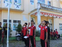 Prajurit TNI Yonif 755 Kostrad Latih Anak Disabilitas Jadi Pengibar Bendera