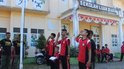 Prajurit TNI Yonif 755 Kostrad Latih Anak Disabilitas Jadi Pengibar Bendera