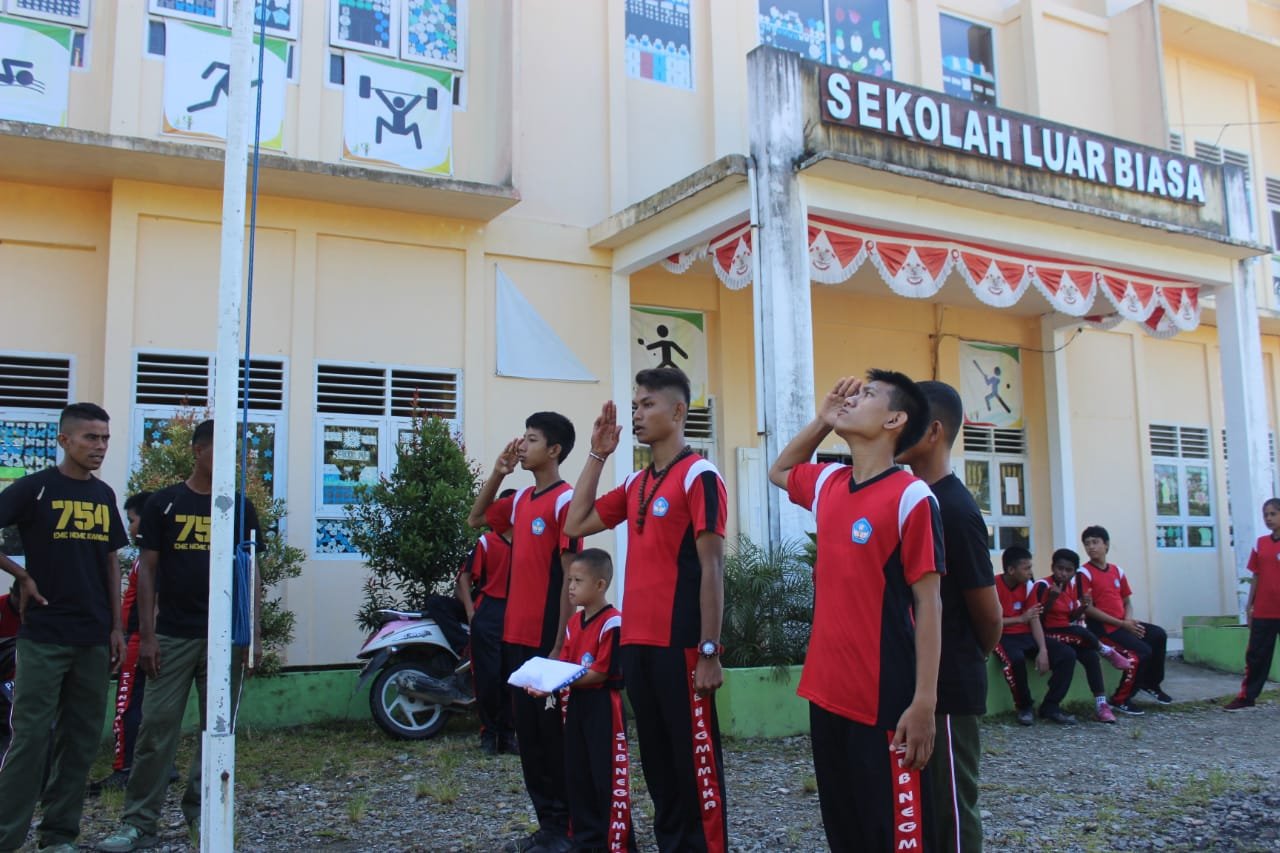 Prajurit TNI Yonif 755 Kostrad Latih Anak Disabilitas Jadi Pengibar Bendera