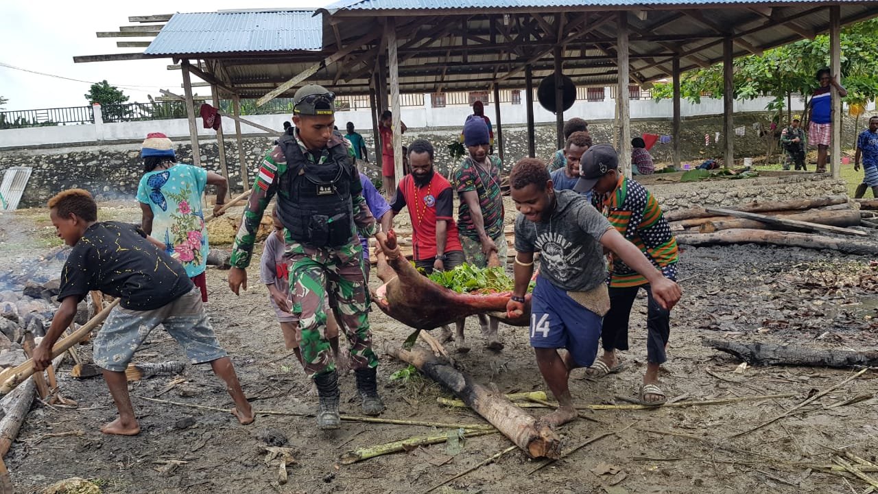 Warga Kampung Gambut dan Satgas Yonif MR 413 Kostrad Rayakan Natal dengan Bakar Batu