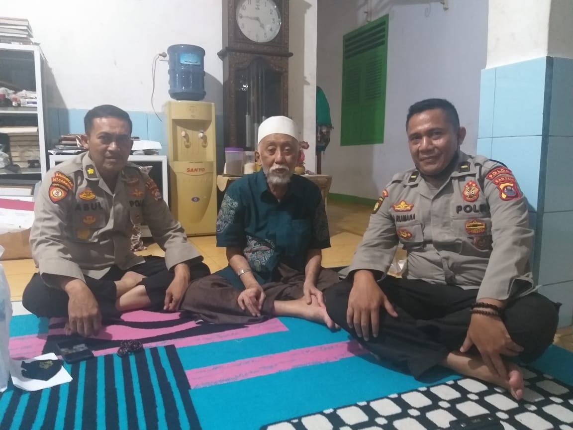 Kabag SDM Polres Pandeglang Kunjungi KH Muhtadi Pererat Silaturahmi