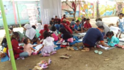 KKM UNIBA Kampung Kembang Gelar Kegiatan Perpustakaan Keliling
