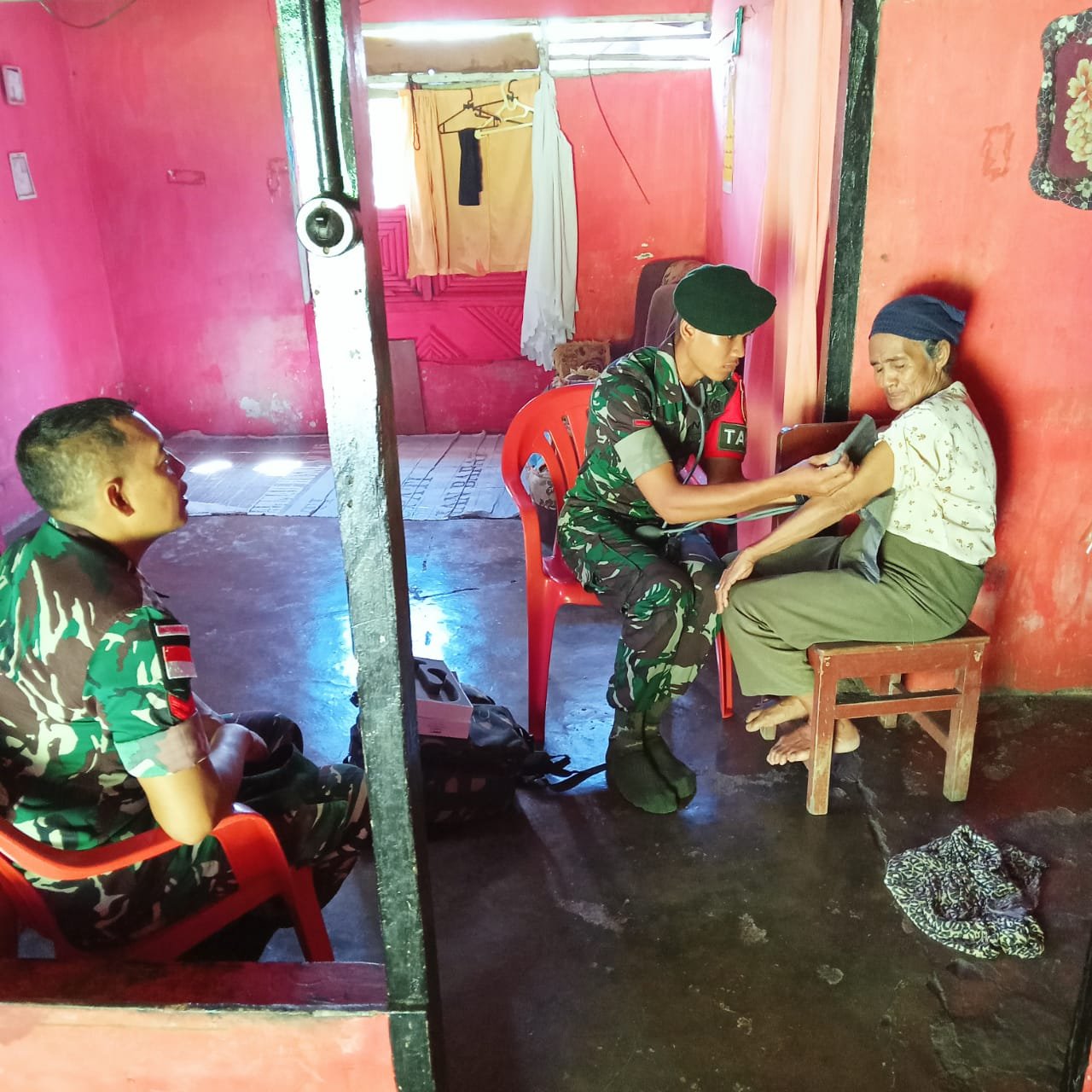 Satgas Yonarmed 1 Kostrad Patroli Kesehatan Door to Door di Desa Luhu